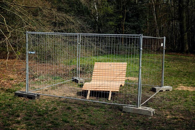 07.04.2020, Duisburg, Ruhrgebiet, Nordrhein-Westfalen, Deutschland - Mit Bauzaun abgesperrte Parkbank im Duisburger Stadtwald in Zeiten der Coronakrise mit Kontaktverbot. Duisburg Nordrhein-Westfalen Deutschland