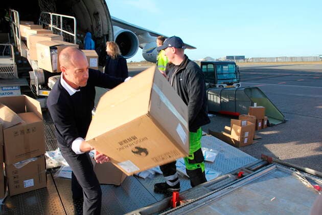 Sundhedsminister Magnus Heunicke (S) hjaelper med losningen. Et Antonov AN-124 fragtfly med vaernemidler landede i Koebenhavns Lufthavn, Kastrup, onsdag den 8. april 2020. Fragtflyet medbragte blandt andet 500.000 ansigtsmasker og 180.000 beskyttelsesdragter til det danske sundhedsvaesen leveret fra Kina. Fragtflyet er anden leverance i en luftbro med vaernemidler, der er blevet til i samarbejde mellem Region Hovedstaden og Maersk, der har leveret oekonomisk og logistisk hjaelp. HANDOUT Kevin Arildtoft Koebenhavns Lufthavne. KUN TIL REDAKTIONEL ANVENDELSE , Denmark Copyright: KevinxArildtoftx xKoebenhavnsxLux cop107 spdk20200408-112715-L