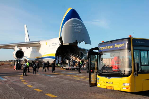 Et Antonov AN-124 fragtfly med vaernemidler landede i Koebenhavns Lufthavn, Kastrup, onsdag den 8. april 2020. Fragtflyet medbragte blandt andet 500.000 ansigtsmasker og 180.000 beskyttelsesdragter til det danske sundhedsvaesen leveret fra Kina. Fragtflyet er anden leverance i en luftbro med vaernemidler, der er blevet til i samarbejde mellem Region Hovedstaden og Maersk, der har leveret oekonomisk og logistisk hjaelp. HANDOUT Kevin Arildtoft Koebenhavns Lufthavne. KUN TIL REDAKTIONEL ANVENDELSE , Denmark Copyright: KevinxArildtoftx xKoebenhavnsxLux cop107 spdk20200408-112759-L