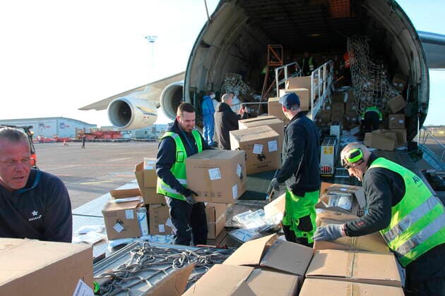 Et Antonov AN-124 fragtfly med vaernemidler landede i Koebenhavns Lufthavn, Kastrup, onsdag den 8. april 2020. Fragtflyet medbragte blandt andet 500.000 ansigtsmasker og 180.000 beskyttelsesdragter til det danske sundhedsvaesen leveret fra Kina. Fragtflyet er anden leverance i en luftbro med vaernemidler, der er blevet til i samarbejde mellem Region Hovedstaden og Maersk, der har leveret oekonomisk og logistisk hjaelp. HANDOUT Kevin Arildtoft Koebenhavns Lufthavne. KUN TIL REDAKTIONEL ANVENDELSE , Denmark Copyright: KevinxArildtoftx xKoebenhavnsxLux cop107 spdk20200408-112831-L