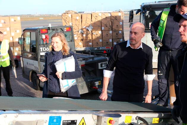 Sundhedsminister Magnus Heunicke (S) og formand for Region Hovedstaden Sophie Haestorp Andersen (S) var tilstede for at tage imod de mange kasser. Et Antonov AN-124 fragtfly med vaernemidler landede i Koebenhavns Lufthavn, Kastrup, onsdag den 8. april 2020. Fragtflyet medbragte blandt andet 500.000 ansigtsmasker og 180.000 beskyttelsesdragter til det danske sundhedsvaesen leveret fra Kina. Fragtflyet er anden leverance i en luftbro med vaernemidler, der er blevet til i samarbejde mellem Region Hovedstaden og Maersk, der har leveret oekonomisk og logistisk hjaelp. HANDOUT Kevin Arildtoft Koebenhavns Lufthavne. KUN TIL REDAKTIONEL ANVENDELSE , Denmark Copyright: KevinxArildtoftx xKoebenhavnsxLux cop107 spdk20200408-113113-L