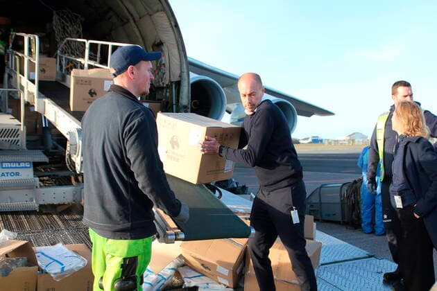 Sundhedsminister Magnus Heunicke (S) var tilstede for at tage imod de mange kasser. Et Antonov AN-124 fragtfly med vaernemidler landede i Koebenhavns Lufthavn, Kastrup, onsdag den 8. april 2020. Fragtflyet medbragte blandt andet 500.000 ansigtsmasker og 180.000 beskyttelsesdragter til det danske sundhedsvaesen leveret fra Kina. Fragtflyet er anden leverance i en luftbro med vaernemidler, der er blevet til i samarbejde mellem Region Hovedstaden og Maersk, der har leveret oekonomisk og logistisk hjaelp. HANDOUT Kevin Arildtoft Koebenhavns Lufthavne. KUN TIL REDAKTIONEL ANVENDELSE , Denmark Copyright: KevinxArildtoftx xKoebenhavnsxLux cop107 spdk20200408-113143-L