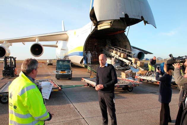 Sundhedsminister Magnus Heunicke (S) var tilstede for at tage imod de mange kasser. Et Antonov AN-124 fragtfly med vaernemidler landede i Koebenhavns Lufthavn, Kastrup, onsdag den 8. april 2020. Fragtflyet medbragte blandt andet 500.000 ansigtsmasker og 180.000 beskyttelsesdragter til det danske sundhedsvaesen leveret fra Kina. Fragtflyet er anden leverance i en luftbro med vaernemidler, der er blevet til i samarbejde mellem Region Hovedstaden og Maersk, der har leveret oekonomisk og logistisk hjaelp. HANDOUT Kevin Arildtoft Koebenhavns Lufthavne. KUN TIL REDAKTIONEL ANVENDELSE , Denmark Copyright: KevinxArildtoftx xKoebenhavnsxLux cop107 spdk20200408-113222-L