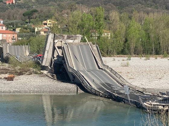 Bilder des Jahres 2020, News 04 April News Themen der Woche KW15 News Bilder des Tages Rome, Aulla (Massa Carrrara) Collapse of the bridge over the river Magra in aulla in the province of Massa Carrara Pictured:  Copyright: xPieroxTenaglix xIPAx xPieroxTenaglix