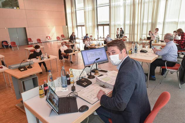Stadtratssitzung im Zeichen von Corona am Dienstag (07.04.2020) in der Saarbrücker Congresshalle. Im Bild: Oberbürgermeister Uwe Conradt.
