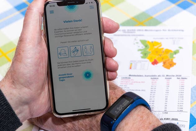 Eine neue Smartphone-App vom Robert-Koch-Institut wurde kostenlos zum Download für Smartphones bereit gestellt. Mit den Daten von Personen die einen Fitnesstracker benutzen kann das RKI Rückschlüsse über den Verlauf der Corona-Pandemie erarbeiten und Strategien zur Eindämmung der Krankheit entwickeln. Das RKI fordert zum freiwilligen spenden der Trackerdaten auf. Kiel Exerzierplatz Schleswig-Holstein Deutschland