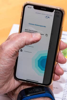 Eine neue Smartphone-App vom Robert-Koch-Institut wurde kostenlos zum Download für Smartphones bereit gestellt. Mit den Daten von Personen die einen Fitnesstracker benutzen kann das RKI Rückschlüsse über den Verlauf der Corona-Pandemie erarbeiten und Strategien zur Eindämmung der Krankheit entwickeln. Das RKI fordert zum freiwilligen spenden der Trackerdaten auf. Kiel Exerzierplatz Schleswig-Holstein Deutschland
