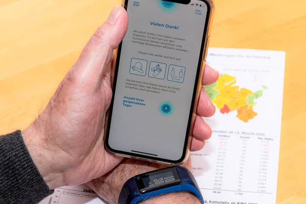Eine neue Smartphone-App vom Robert-Koch-Institut wurde kostenlos zum Download für Smartphones bereit gestellt. Mit den Daten von Personen die einen Fitnesstracker benutzen kann das RKI Rückschlüsse über den Verlauf der Corona-Pandemie erarbeiten und Strategien zur Eindämmung der Krankheit entwickeln. Das RKI fordert zum freiwilligen spenden der Trackerdaten auf. Kiel Exerzierplatz Schleswig-Holstein Deutschland