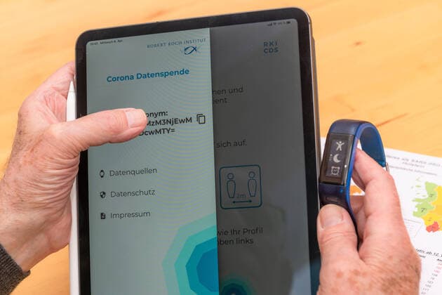 Eine neue Smartphone-App vom Robert-Koch-Institut wurde kostenlos zum Download für Smartphones bereit gestellt. Mit den Daten von Personen die einen Fitnesstracker benutzen kann das RKI Rückschlüsse über den Verlauf der Corona-Pandemie erarbeiten und Strategien zur Eindämmung der Krankheit entwickeln. Das RKI fordert zum freiwilligen spenden der Trackerdaten auf. Kiel Exerzierplatz Schleswig-Holstein Deutschland