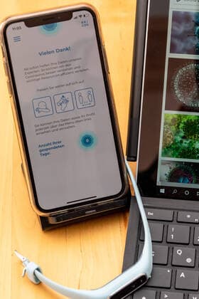 Eine neue Smartphone-App vom Robert-Koch-Institut wurde kostenlos zum Download für Smartphones bereit gestellt. Mit den Daten von Personen die einen Fitnesstracker benutzen kann das RKI Rückschlüsse über den Verlauf der Corona-Pandemie erarbeiten und Strategien zur Eindämmung der Krankheit entwickeln. Das RKI fordert zum freiwilligen spenden der Trackerdaten auf. Kiel Exerzierplatz Schleswig-Holstein Deutschland