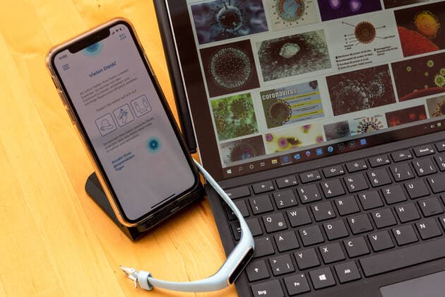 Eine neue Smartphone-App vom Robert-Koch-Institut wurde kostenlos zum Download für Smartphones bereit gestellt. Mit den Daten von Personen die einen Fitnesstracker benutzen kann das RKI Rückschlüsse über den Verlauf der Corona-Pandemie erarbeiten und Strategien zur Eindämmung der Krankheit entwickeln. Das RKI fordert zum freiwilligen spenden der Trackerdaten auf. Kiel Exerzierplatz Schleswig-Holstein Deutschland