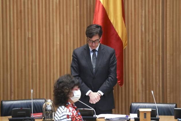 Spanish Health Minister, Salvador Illa, holds a minute of silence with other MPs as a tribute to coronavirus victims before appearing before the Health Commission at the Lower House in Madrid, Spain, 08 April 2020. Spanish Health Minister press conference !ACHTUNG: NUR REDAKTIONELLE NUTZUNG!  Copyright: xKikoxHuescax(es-ES)x GRAF7259 20200408-637219479138064921