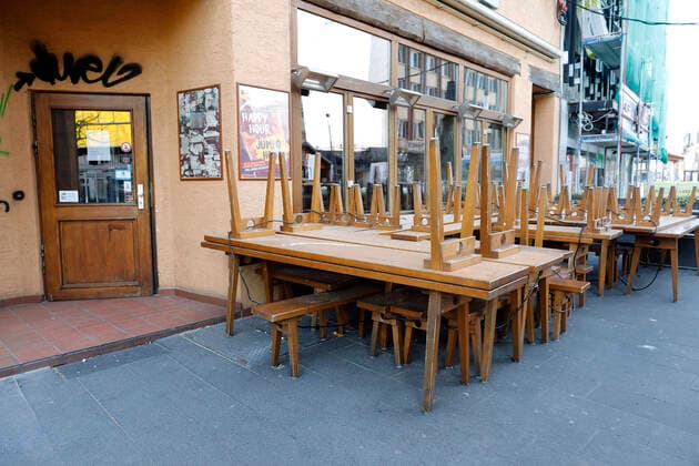 08.04.2020 Bochum Innenstadt City um das Bermudadreieck . Alles ist leer Stühle hochgestellt alle Kneipen zu wegen Corona Virus . Schild mit Happy Hour