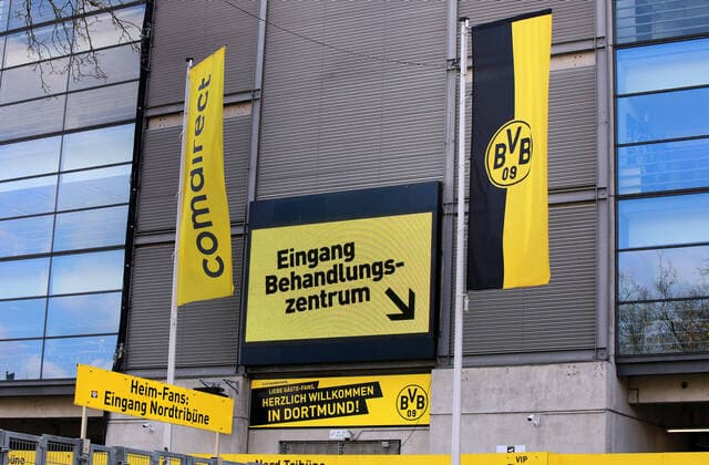 07.04.2020 Dortmund Die Coronakrise verschärft sich. Die Bundes- und Landesregierungen erlassen umfasssenden Richtlinien. In allen Lebensbereichen erleben auch die Dortmunder Bürger starke Einschränkungen.. Neben der Corona Diagnostikstelle im Klinikum-Nord wurde jetzt auch in einem Bereich der Nordtribühne des Stadions (Signal Iduna Park) eine Corona Teststelle eingerichtet.