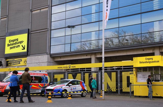 07.04.2020 Dortmund Die Coronakrise verschärft sich. Die Bundes- und Landesregierungen erlassen umfasssenden Richtlinien. In allen Lebensbereichen erleben auch die Dortmunder Bürger starke Einschränkungen.. Neben der Corona Diagnostikstelle im Klinikum-Nord wurde jetzt auch in einem Bereich der Nordtribühne des Stadions (Signal Iduna Park) eine Corona Teststelle eingerichtet.