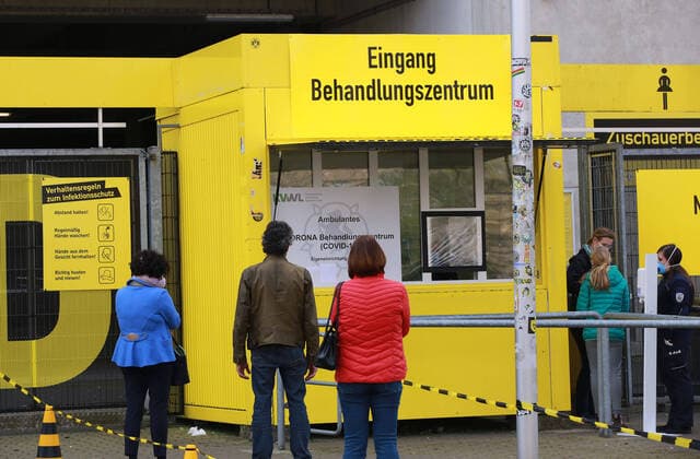 07.04.2020 Dortmund Die Coronakrise verschärft sich. Die Bundes- und Landesregierungen erlassen umfasssenden Richtlinien. In allen Lebensbereichen erleben auch die Dortmunder Bürger starke Einschränkungen.. Neben der Corona Diagnostikstelle im Klinikum-Nord wurde jetzt auch in einem Bereich der Nordtribühne des Stadions (Signal Iduna Park) eine Corona Teststelle eingerichtet.