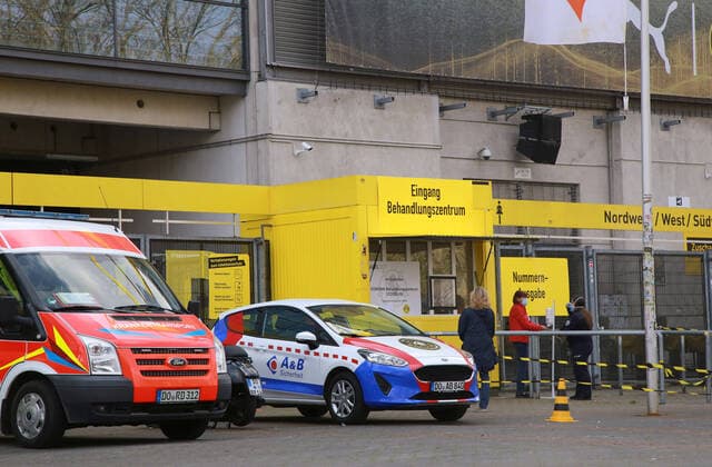 07.04.2020 Dortmund Die Coronakrise verschärft sich. Die Bundes- und Landesregierungen erlassen umfasssenden Richtlinien. In allen Lebensbereichen erleben auch die Dortmunder Bürger starke Einschränkungen.. Neben der Corona Diagnostikstelle im Klinikum-Nord wurde jetzt auch in einem Bereich der Nordtribühne des Stadions (Signal Iduna Park) eine Corona Teststelle eingerichtet.