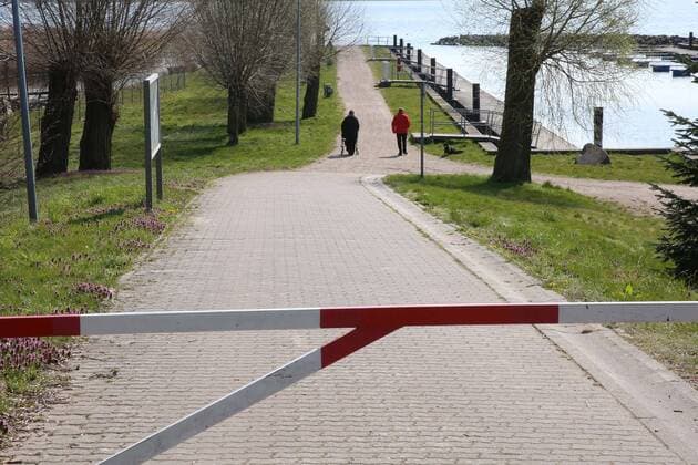 Kaum etwas los am Kummerower See. Blick am Mittwoch (08.04.2020) auf den Ort Salem (Landkreis Mecklenburgische Seenplatte) in der Mecklenburger Schweiz am Kummerower See. Der Ort liefert derzeit einen Vorgeschmack auf das bevorstehende Osterwochenende. Dann soll es einer Regelung der hiesigen Landesregierung zufolge auch für Einheimische nicht mehr gestattet sein, ausgedehnte Spaziergänge in die Tourismuszentren des Landes zu unternehmen. So nutzten einige wenige das schöne Wetter des Tages noch einmal für einen Abstecher in die Region nordwestlich von Neubrandenburg.