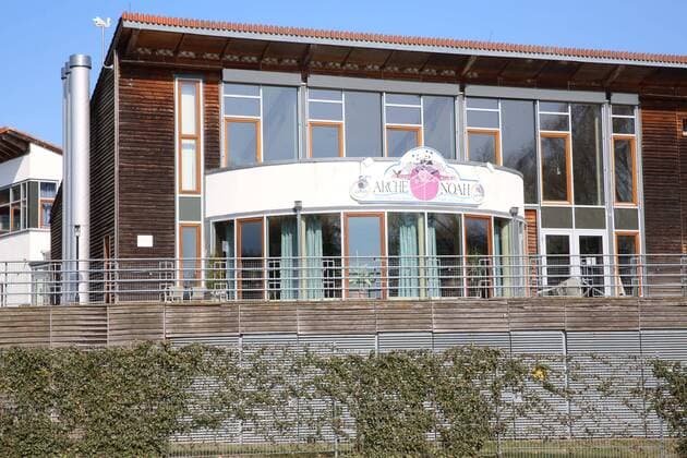 Kaum etwas los am Kummerower See. Blick am Mittwoch (08.04.2020) auf den Ort Salem (Landkreis Mecklenburgische Seenplatte) in der Mecklenburger Schweiz am Kummerower See. Der Ort liefert derzeit einen Vorgeschmack auf das bevorstehende Osterwochenende. Dann soll es einer Regelung der hiesigen Landesregierung zufolge auch für Einheimische nicht mehr gestattet sein, ausgedehnte Spaziergänge in die Tourismuszentren des Landes zu unternehmen. So nutzten einige wenige das schöne Wetter des Tages noch einmal für einen Abstecher in die Region nordwestlich von Neubrandenburg. Im Bild die Kolping - Familienferienstätte