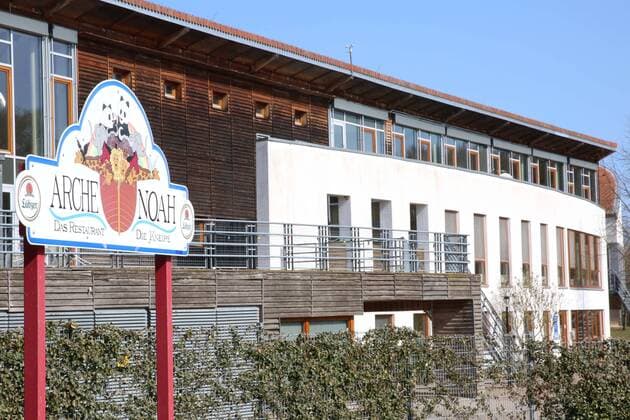 Kaum etwas los am Kummerower See. Blick am Mittwoch (08.04.2020) auf den Ort Salem (Landkreis Mecklenburgische Seenplatte) in der Mecklenburger Schweiz am Kummerower See. Der Ort liefert derzeit einen Vorgeschmack auf das bevorstehende Osterwochenende. Dann soll es einer Regelung der hiesigen Landesregierung zufolge auch für Einheimische nicht mehr gestattet sein, ausgedehnte Spaziergänge in die Tourismuszentren des Landes zu unternehmen. So nutzten einige wenige das schöne Wetter des Tages noch einmal für einen Abstecher in die Region nordwestlich von Neubrandenburg. Im Bild die Kolping - Familienferienstätte