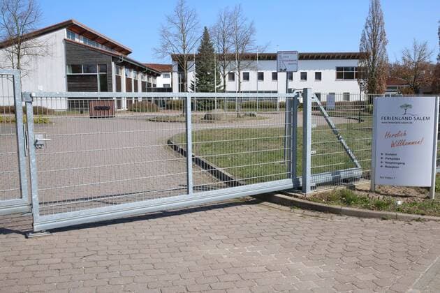 Kaum etwas los am Kummerower See. Blick am Mittwoch (08.04.2020) auf den Ort Salem (Landkreis Mecklenburgische Seenplatte) in der Mecklenburger Schweiz am Kummerower See. Der Ort liefert derzeit einen Vorgeschmack auf das bevorstehende Osterwochenende. Dann soll es einer Regelung der hiesigen Landesregierung zufolge auch für Einheimische nicht mehr gestattet sein, ausgedehnte Spaziergänge in die Tourismuszentren des Landes zu unternehmen. So nutzten einige wenige das schöne Wetter des Tages noch einmal für einen Abstecher in die Region nordwestlich von Neubrandenburg. Im Bild die Kolping - Familienferienstätte