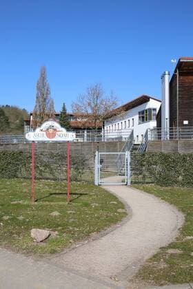 Kaum etwas los am Kummerower See. Blick am Mittwoch (08.04.2020) auf den Ort Salem (Landkreis Mecklenburgische Seenplatte) in der Mecklenburger Schweiz am Kummerower See. Der Ort liefert derzeit einen Vorgeschmack auf das bevorstehende Osterwochenende. Dann soll es einer Regelung der hiesigen Landesregierung zufolge auch für Einheimische nicht mehr gestattet sein, ausgedehnte Spaziergänge in die Tourismuszentren des Landes zu unternehmen. So nutzten einige wenige das schöne Wetter des Tages noch einmal für einen Abstecher in die Region nordwestlich von Neubrandenburg. Im Bild die Kolping - Familienferienstätte