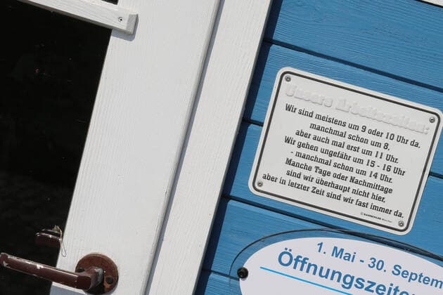 Kaum etwas los am Kummerower See. Blick am Mittwoch (08.04.2020) auf den Ort Salem (Landkreis Mecklenburgische Seenplatte) in der Mecklenburger Schweiz am Kummerower See. Der Ort liefert derzeit einen Vorgeschmack auf das bevorstehende Osterwochenende. Dann soll es einer Regelung der hiesigen Landesregierung zufolge auch für Einheimische nicht mehr gestattet sein, ausgedehnte Spaziergänge in die Tourismuszentren des Landes zu unternehmen. So nutzten einige wenige das schöne Wetter des Tages noch einmal für einen Abstecher in die Region nordwestlich von Neubrandenburg.