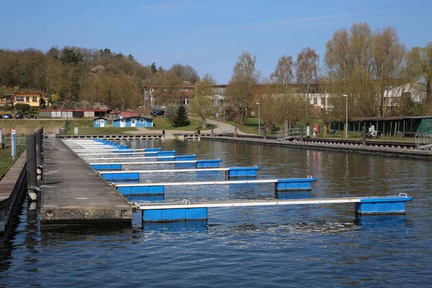 Kaum etwas los am Kummerower See. Blick am Mittwoch (08.04.2020) auf den Ort Salem (Landkreis Mecklenburgische Seenplatte) in der Mecklenburger Schweiz am Kummerower See. Der Ort liefert derzeit einen Vorgeschmack auf das bevorstehende Osterwochenende. Dann soll es einer Regelung der hiesigen Landesregierung zufolge auch für Einheimische nicht mehr gestattet sein, ausgedehnte Spaziergänge in die Tourismuszentren des Landes zu unternehmen. So nutzten einige wenige das schöne Wetter des Tages noch einmal für einen Abstecher in die Region nordwestlich von Neubrandenburg. Im Bild der Bootshafen