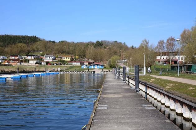 Kaum etwas los am Kummerower See. Blick am Mittwoch (08.04.2020) auf den Ort Salem (Landkreis Mecklenburgische Seenplatte) in der Mecklenburger Schweiz am Kummerower See. Der Ort liefert derzeit einen Vorgeschmack auf das bevorstehende Osterwochenende. Dann soll es einer Regelung der hiesigen Landesregierung zufolge auch für Einheimische nicht mehr gestattet sein, ausgedehnte Spaziergänge in die Tourismuszentren des Landes zu unternehmen. So nutzten einige wenige das schöne Wetter des Tages noch einmal für einen Abstecher in die Region nordwestlich von Neubrandenburg. Im Bild der Bootshafen