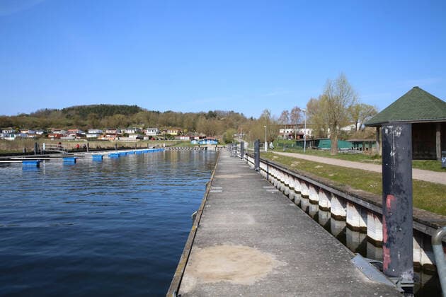Kaum etwas los am Kummerower See. Blick am Mittwoch (08.04.2020) auf den Ort Salem (Landkreis Mecklenburgische Seenplatte) in der Mecklenburger Schweiz am Kummerower See. Der Ort liefert derzeit einen Vorgeschmack auf das bevorstehende Osterwochenende. Dann soll es einer Regelung der hiesigen Landesregierung zufolge auch für Einheimische nicht mehr gestattet sein, ausgedehnte Spaziergänge in die Tourismuszentren des Landes zu unternehmen. So nutzten einige wenige das schöne Wetter des Tages noch einmal für einen Abstecher in die Region nordwestlich von Neubrandenburg. Im Bild der Bootshafen
