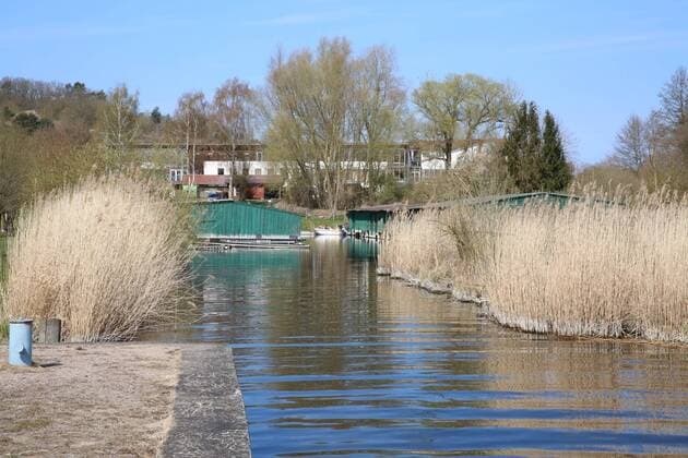 Kaum etwas los am Kummerower See. Blick am Mittwoch (08.04.2020) auf den Ort Salem (Landkreis Mecklenburgische Seenplatte) in der Mecklenburger Schweiz am Kummerower See. Der Ort liefert derzeit einen Vorgeschmack auf das bevorstehende Osterwochenende. Dann soll es einer Regelung der hiesigen Landesregierung zufolge auch für Einheimische nicht mehr gestattet sein, ausgedehnte Spaziergänge in die Tourismuszentren des Landes zu unternehmen. So nutzten einige wenige das schöne Wetter des Tages noch einmal für einen Abstecher in die Region nordwestlich von Neubrandenburg.
