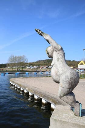 Kaum etwas los am Kummerower See. Blick am Mittwoch (08.04.2020) auf den Ort Salem (Landkreis Mecklenburgische Seenplatte) in der Mecklenburger Schweiz am Kummerower See. Der Ort liefert derzeit einen Vorgeschmack auf das bevorstehende Osterwochenende. Dann soll es einer Regelung der hiesigen Landesregierung zufolge auch für Einheimische nicht mehr gestattet sein, ausgedehnte Spaziergänge in die Tourismuszentren des Landes zu unternehmen. So nutzten einige wenige das schöne Wetter des Tages noch einmal für einen Abstecher in die Region nordwestlich von Neubrandenburg.