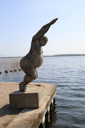 Kaum etwas los am Kummerower See. Blick am Mittwoch (08.04.2020) auf den Ort Salem (Landkreis Mecklenburgische Seenplatte) in der Mecklenburger Schweiz am Kummerower See. Der Ort liefert derzeit einen Vorgeschmack auf das bevorstehende Osterwochenende. Dann soll es einer Regelung der hiesigen Landesregierung zufolge auch für Einheimische nicht mehr gestattet sein, ausgedehnte Spaziergänge in die Tourismuszentren des Landes zu unternehmen. So nutzten einige wenige das schöne Wetter des Tages noch einmal für einen Abstecher in die Region nordwestlich von Neubrandenburg.