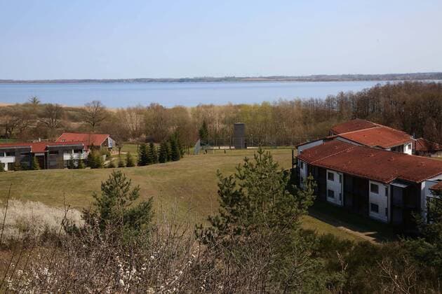 Kaum etwas los am Kummerower See. Blick am Mittwoch (08.04.2020) auf den Ort Salem (Landkreis Mecklenburgische Seenplatte) in der Mecklenburger Schweiz am Kummerower See. Der Ort liefert derzeit einen Vorgeschmack auf das bevorstehende Osterwochenende. Dann soll es einer Regelung der hiesigen Landesregierung zufolge auch für Einheimische nicht mehr gestattet sein, ausgedehnte Spaziergänge in die Tourismuszentren des Landes zu unternehmen. So nutzten einige wenige das schöne Wetter des Tages noch einmal für einen Abstecher in die Region nordwestlich von Neubrandenburg. Im Bild die Kolping - Familienferienstätte