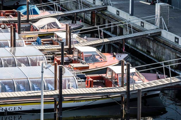 Stromma Canal Tours Copenhagens baade ligger stille ligger ved Industrilynetten i Koebenhavn onsdag den 8. april 2020. Paa grund af COVID-19 er det ikke muligt at komme paa havnerundfart i paasken.. , Denmark Copyright: ÓlafurxSteinarxRyexGestsson ÓlafurxSteinarxGestssonx COP106 spdk20200408-145627-L