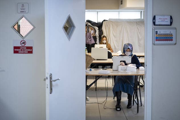 Students of the Ismek Colpan Ilhan Industrial College produce masks during coronavirus COVID 19 at Moda district in Istanbul , Turkey. Copyright: AkinxCeliktas 16715510