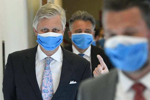 Bilder des Jahres 2020, Entertainment 04 April Entertainment Themen der Woche KW15 Entertainment Bilder des Tages King Philippe - Filip of Belgium wearing a mask pictured during a royal visit to several services at the UZ Brussel universitary hospital in Jette, Brussels, Wednesday 08 April 2020. Belgium is in its fourth week of confinement in the ongoing corona virus crisis.  POOLxDIDIERxLEBRUN 2494346