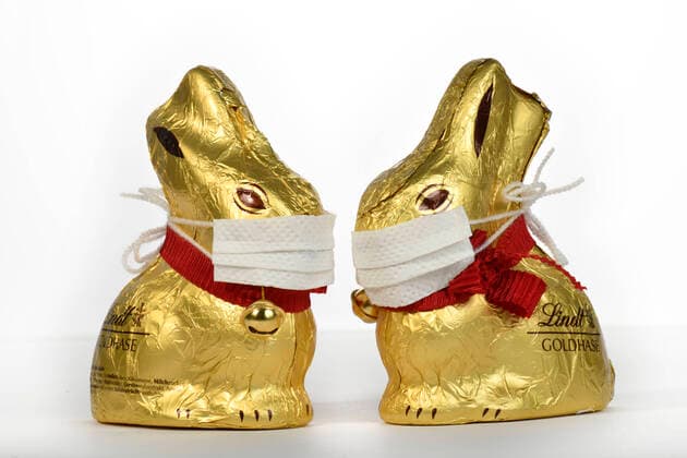 Symbolbild Ostern während der Corona-Krise, zwei Schoko-Osterhasen mit Mundschutz, Stuttgart, Baden-Württemberg, Deutschland Kühlschrank prall gefüllt