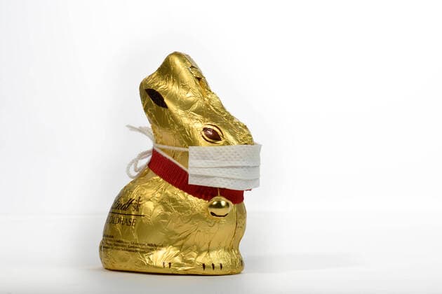 Symbolbild Ostern während der Corona-Krise, ein Schoko-Osterhase mit Mundschutz, Stuttgart, Baden-Württemberg, Deutschland Kühlschrank prall gefüllt