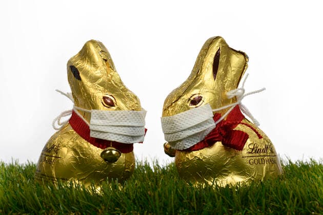 News Themen der Woche KW15 News Bilder des Tages Symbolbild Ostern während der Corona-Krise, zwei Schoko-Osterhasen mit Mundschutz, Stuttgart, Baden-Württemberg, Deutschland Kühlschrank prall gefüllt