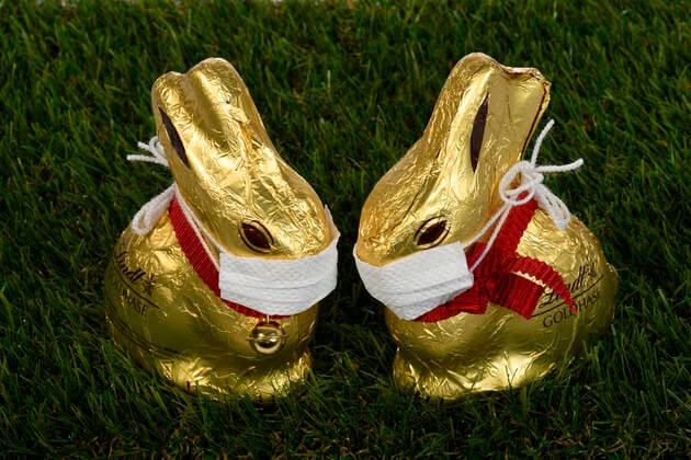 Symbolbild Ostern während der Corona-Krise, zwei Schoko-Osterhasen mit Mundschutz, Stuttgart, Baden-Württemberg, Deutschland Kühlschrank prall gefüllt