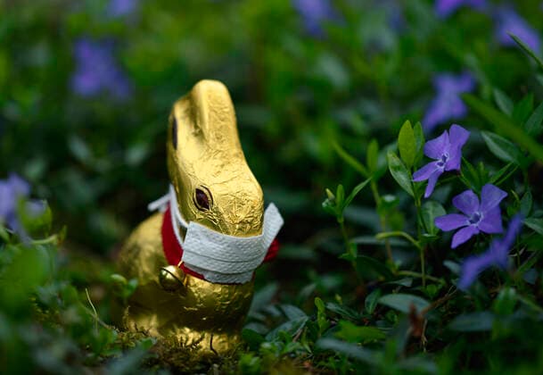 Symbolbild Ostern während der Corona-Krise, ein Schoko-Osterhase mit Mundschutz, Stuttgart, Baden-Württemberg, Deutschland Kühlschrank prall gefüllt