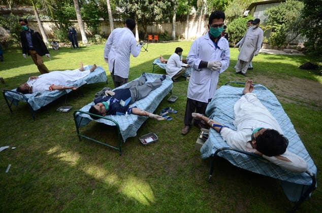 Pakistan: Journalist donates blood due to shortage Pakistani journalist donates blood in Peshawar Press Club of Pakistan, Wednesday, April 8, 2020. A continuous lockdown due to the corona virus pandemic has created a severe shortage of blood donations. Peshawar Khyber pakhtunkhwa Pakistan Copyright: HussainxAli