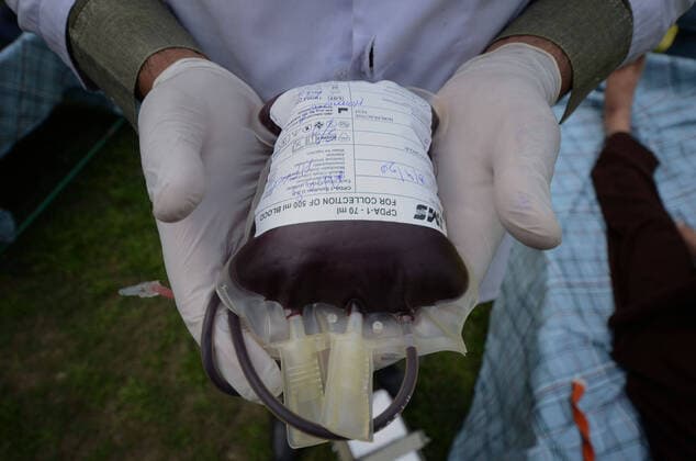 Pakistan: Journalist donates blood due to shortage Pakistani journalist donates blood in Peshawar Press Club of Pakistan, Wednesday, April 8, 2020. A continuous lockdown due to the corona virus pandemic has created a severe shortage of blood donations. Peshawar Khyber pakhtunkhwa Pakistan Copyright: HussainxAli
