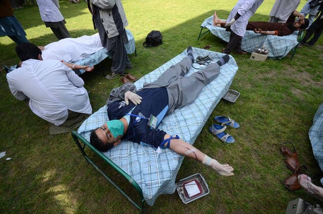 Pakistan: Journalist donates blood due to shortage Pakistani journalist donates blood in Peshawar Press Club of Pakistan, Wednesday, April 8, 2020. A continuous lockdown due to the corona virus pandemic has created a severe shortage of blood donations. Peshawar Khyber pakhtunkhwa Pakistan Copyright: HussainxAli