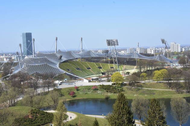 Olympiasee und Olympiastadion im Olympiapark Muenchen 08.04.20 Muenchen