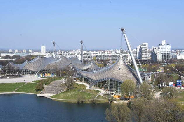 Olympiasee und Olympiahalle im Olympiapark Muenchen 08.04.20 Muenchen
