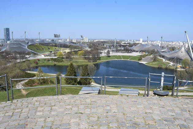 Olympiasee und Olympiastadion-Olympiahalle im Olympiapark Muenchen 08.04.20 Muenchen