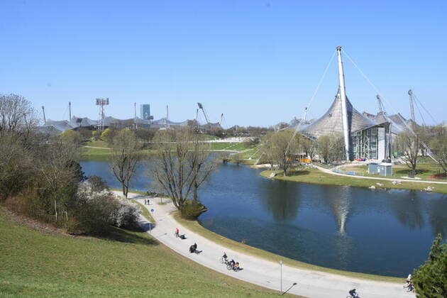 Olympiasee und Olympiastadion-Olympiahalle im Olympiapark Muenchen 08.04.20 Muenchen
