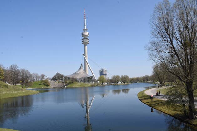 Olympiaturm Spiegelung im Olympiasee im Olympiapark Muenchen 08.04.20 Muenchen